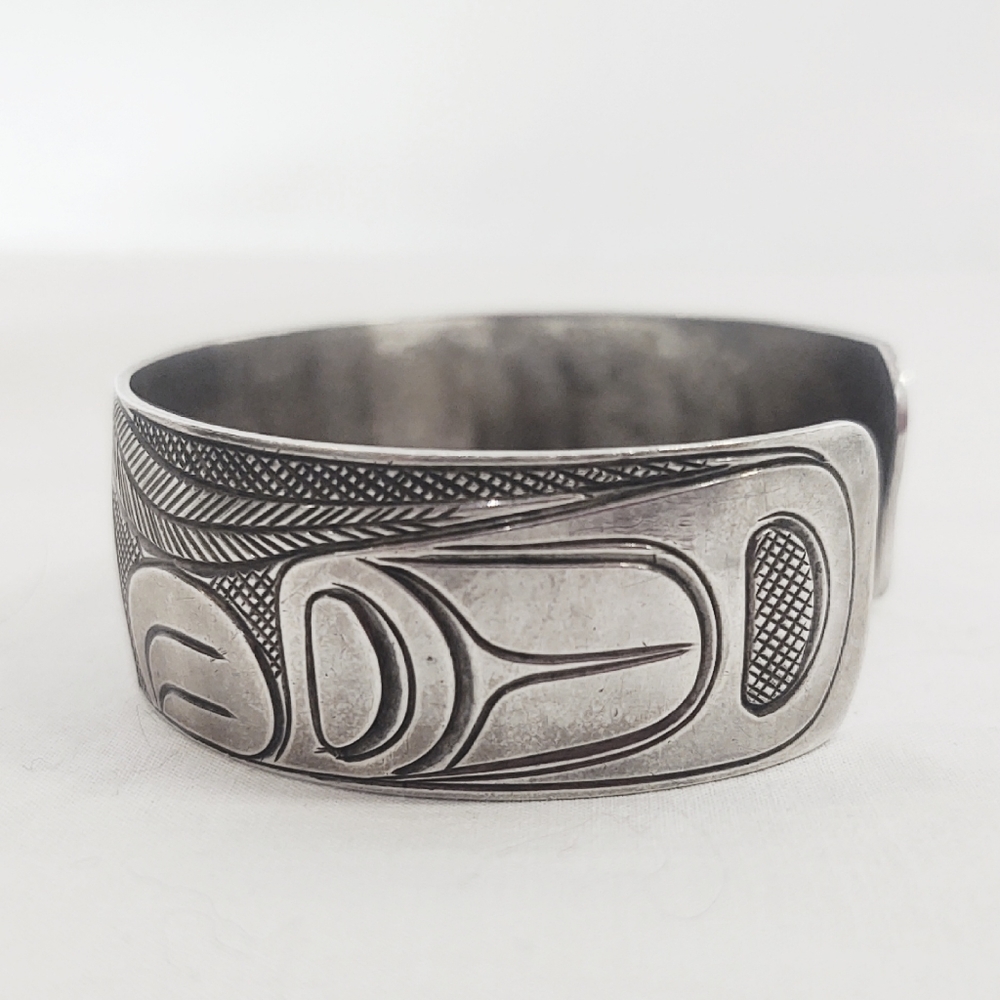 First Nation Paddy Seaweed Signed Sterling Silver Raven Cuff Bracelet - Picture 3 of 11